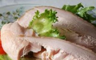 Ile kalorii jest w piersi z kurczaka, gotowanej, pieczonej lub w bulionie?