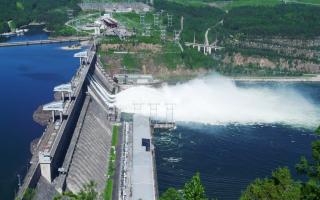 İnşaat tarihi ve mevcut durumu (2011) Krasnoyarsk hidroelektrik santralinin inşaatı ne zaman gerçekleşti?
